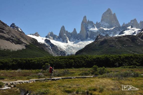 Cada vez mais pertos do Fitz Roy, Cerro Torre e Laguna de Los Tres, no parque Los Glaciares, região de El Chaltén, no sul da patagonia argentina
